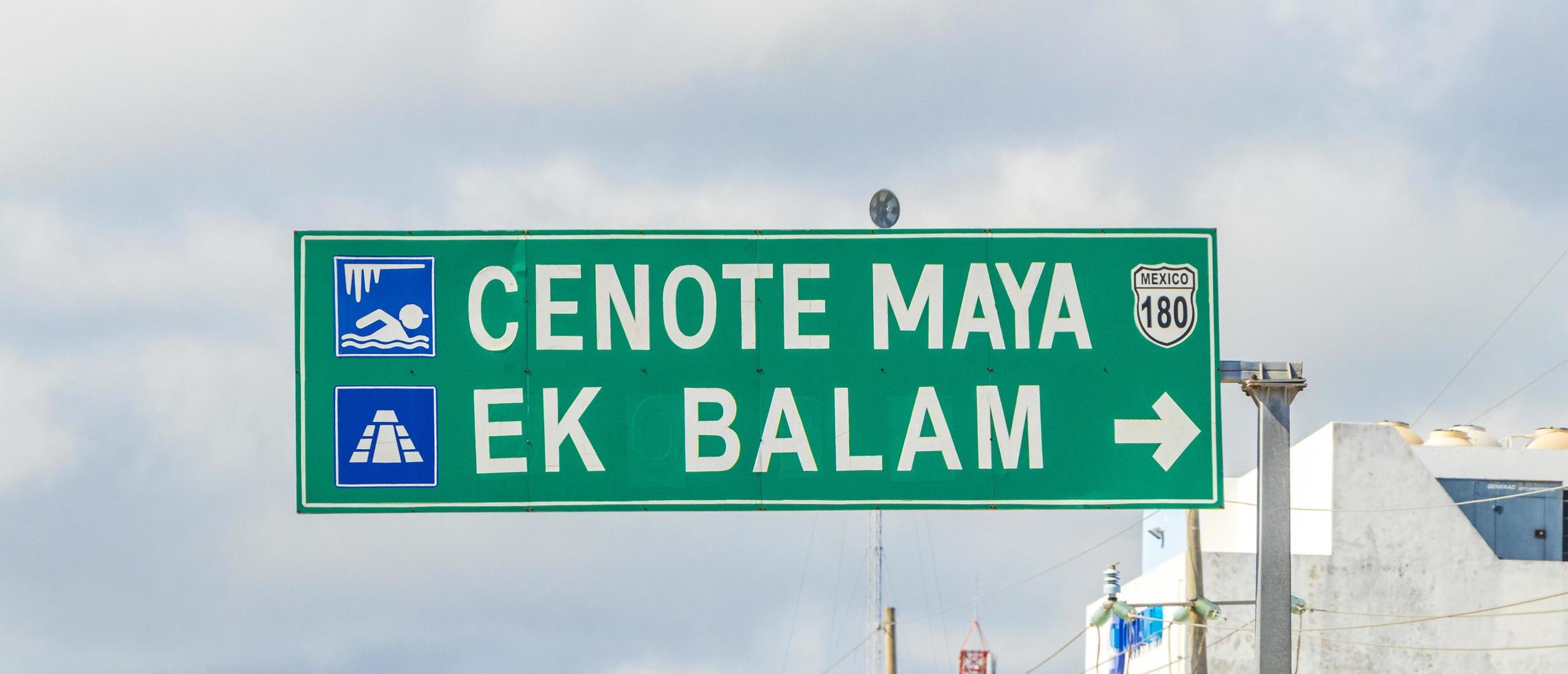 tulum quintana roo mexico 2022 señal de carretera al cenote maya ek balam en tulum mexico. foto