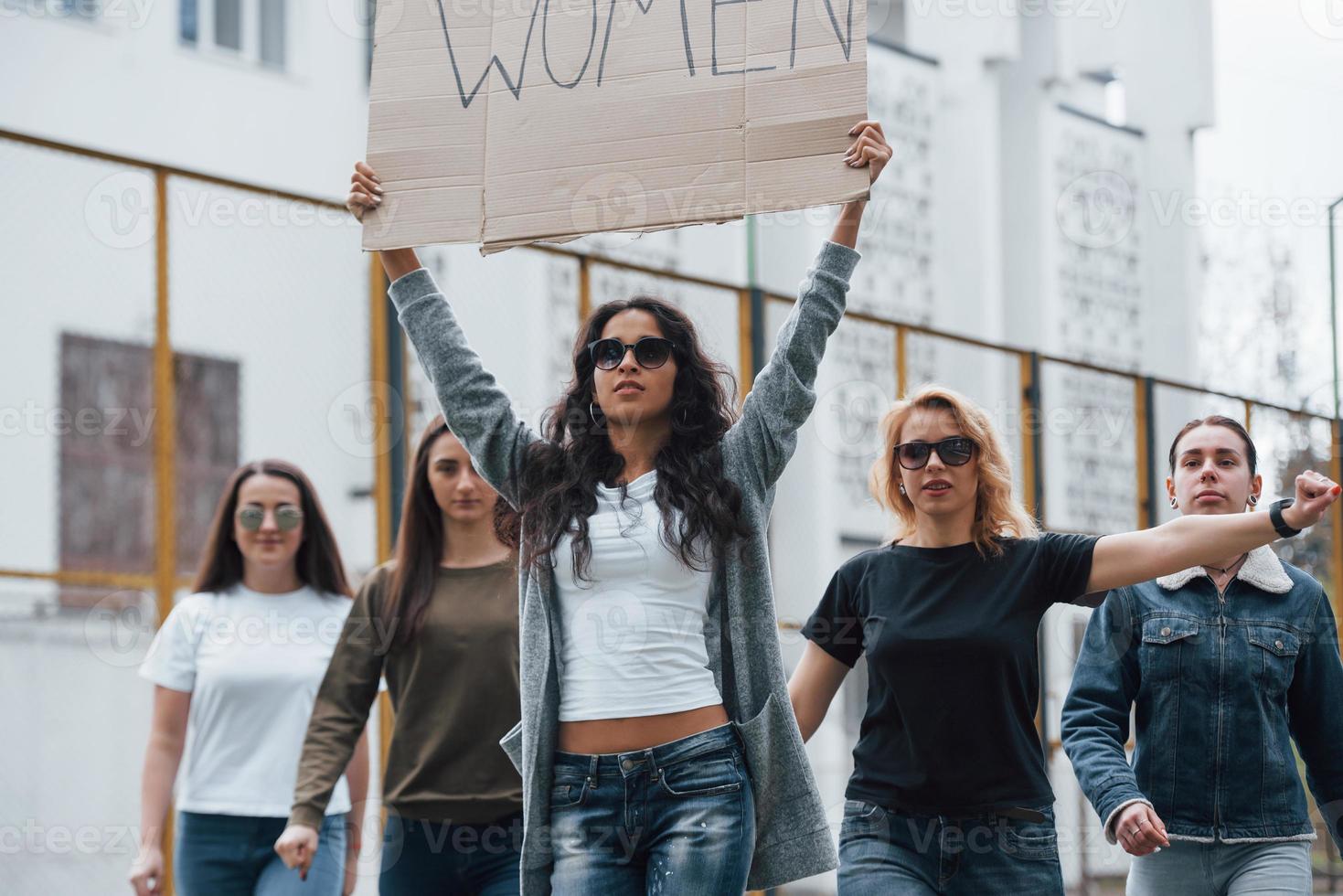 etnia caucásica. grupo de mujeres feministas tienen protesta por sus derechos al aire libre foto