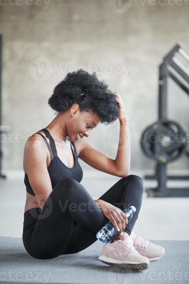 Chica hermosa en el gimnasio. Chica deportiva en el entrenamiento de ropa  deportiva, una persona de cerca, mujer negra, afroamericana, pelo natural,  de fondo, gimnasio Fotografía de stock - Alamy