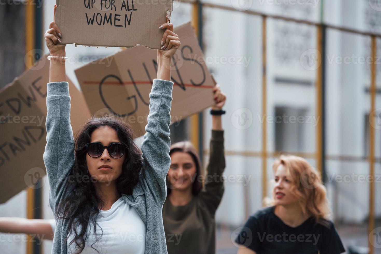 apelación al ejecutivo. grupo de mujeres feministas tienen protesta por sus derechos al aire libre foto