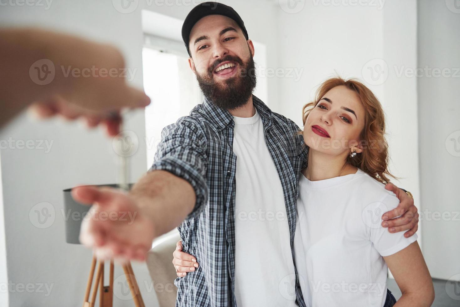 recibir llaves. pareja feliz juntos en su nueva casa. concepción de movimiento foto