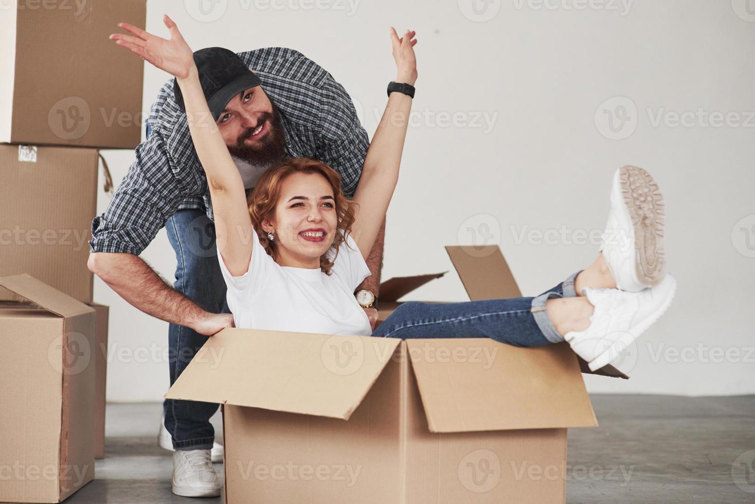 mujer en el bo se siente bien. pareja feliz juntos en su nueva casa. concepción de movimiento foto