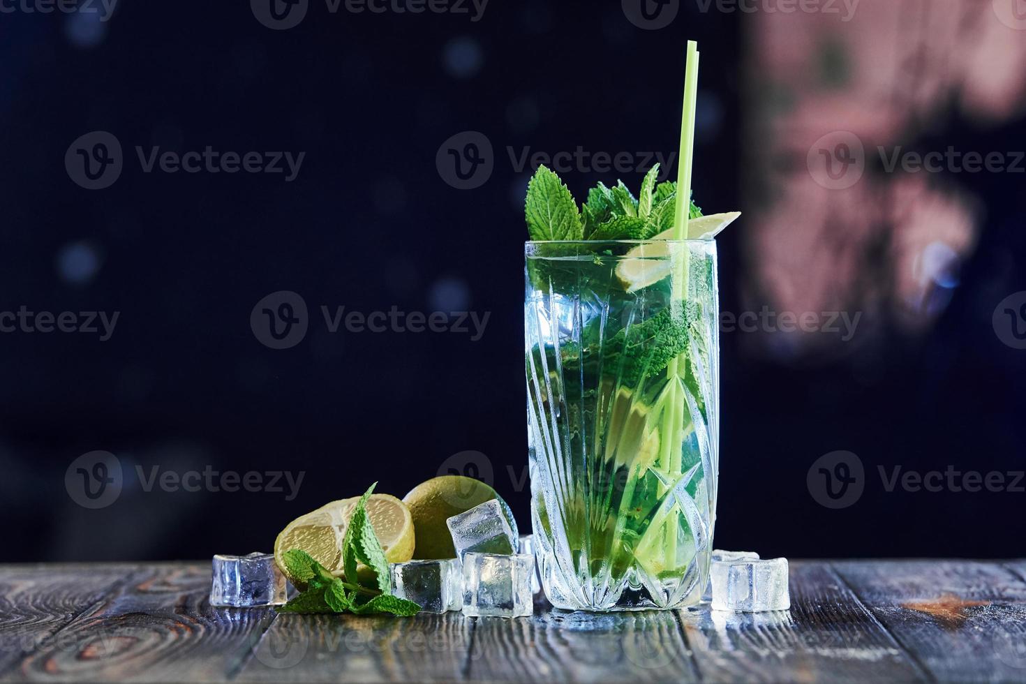 bebida que usa vodka. el cóctel está listo. en la mesa de madera en el club nocturno. buena iluminación foto