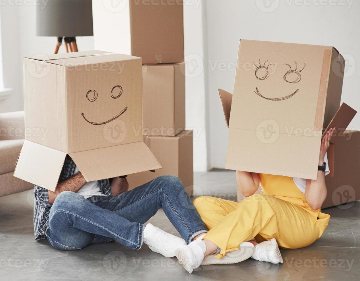 jugando como niños. pareja feliz juntos en su nueva casa. concepción de movimiento foto