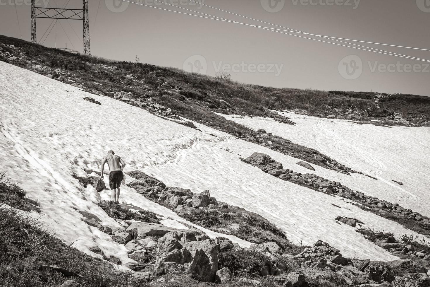 caminatas extremas caminatas escaladas en la nieve en verano hemsedal noruega. foto