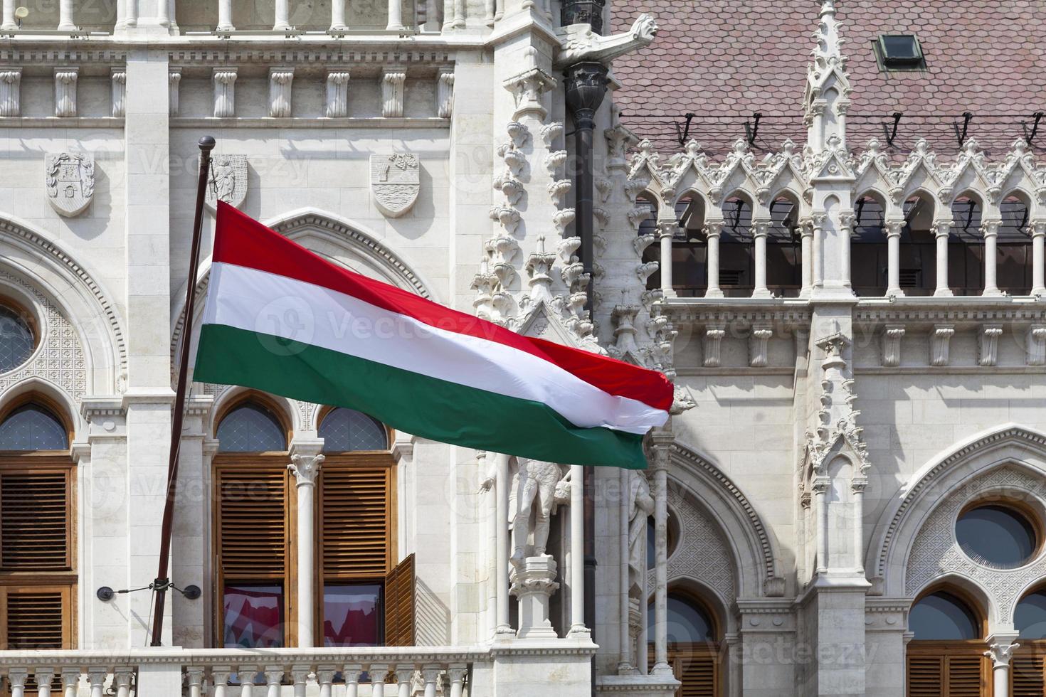 bandera húngara en el edificio del parlamento húngaro en budapest foto