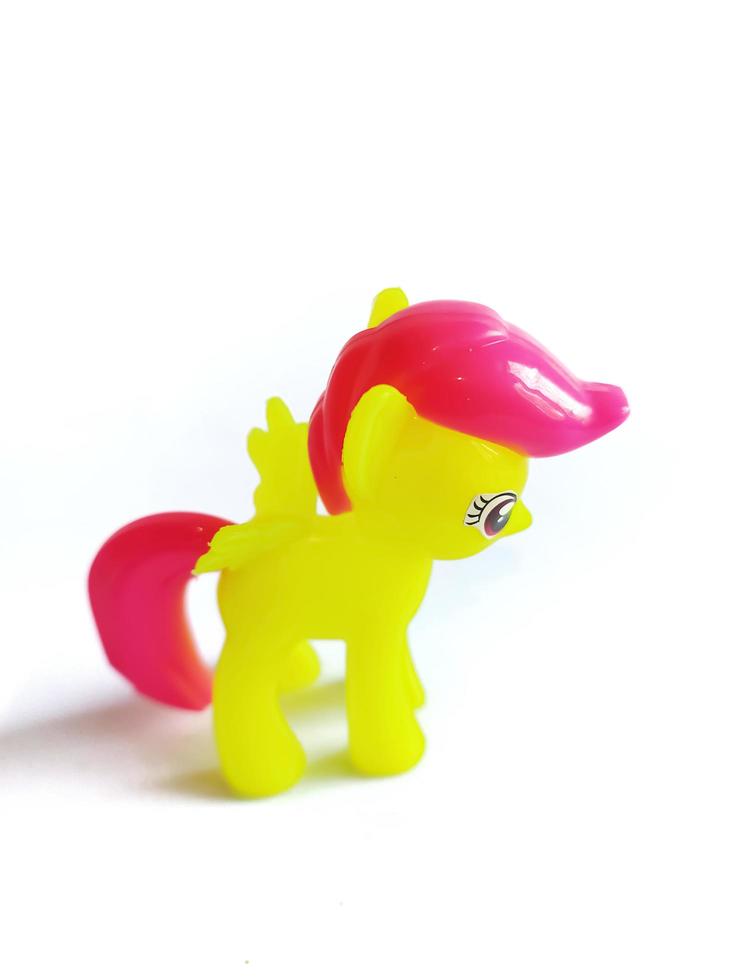 caballo de juguete amarillo sobre fondo blanco. foto