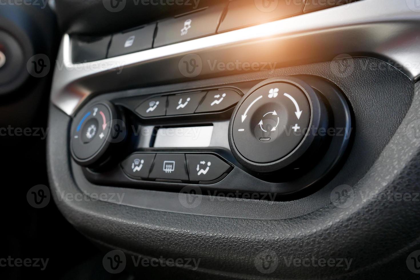 botón de aire acondicionado dentro de un coche. unidad de control climático en el coche nuevo. detalles interiores de coches modernos. detallando el coche. enfoque selectivo foto