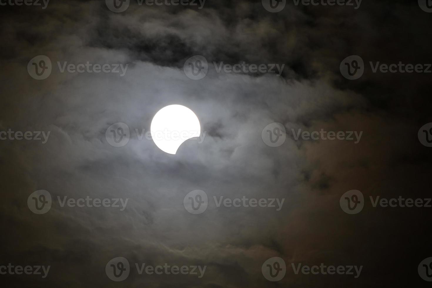 eclipse solar parcial en estambul, turquía foto