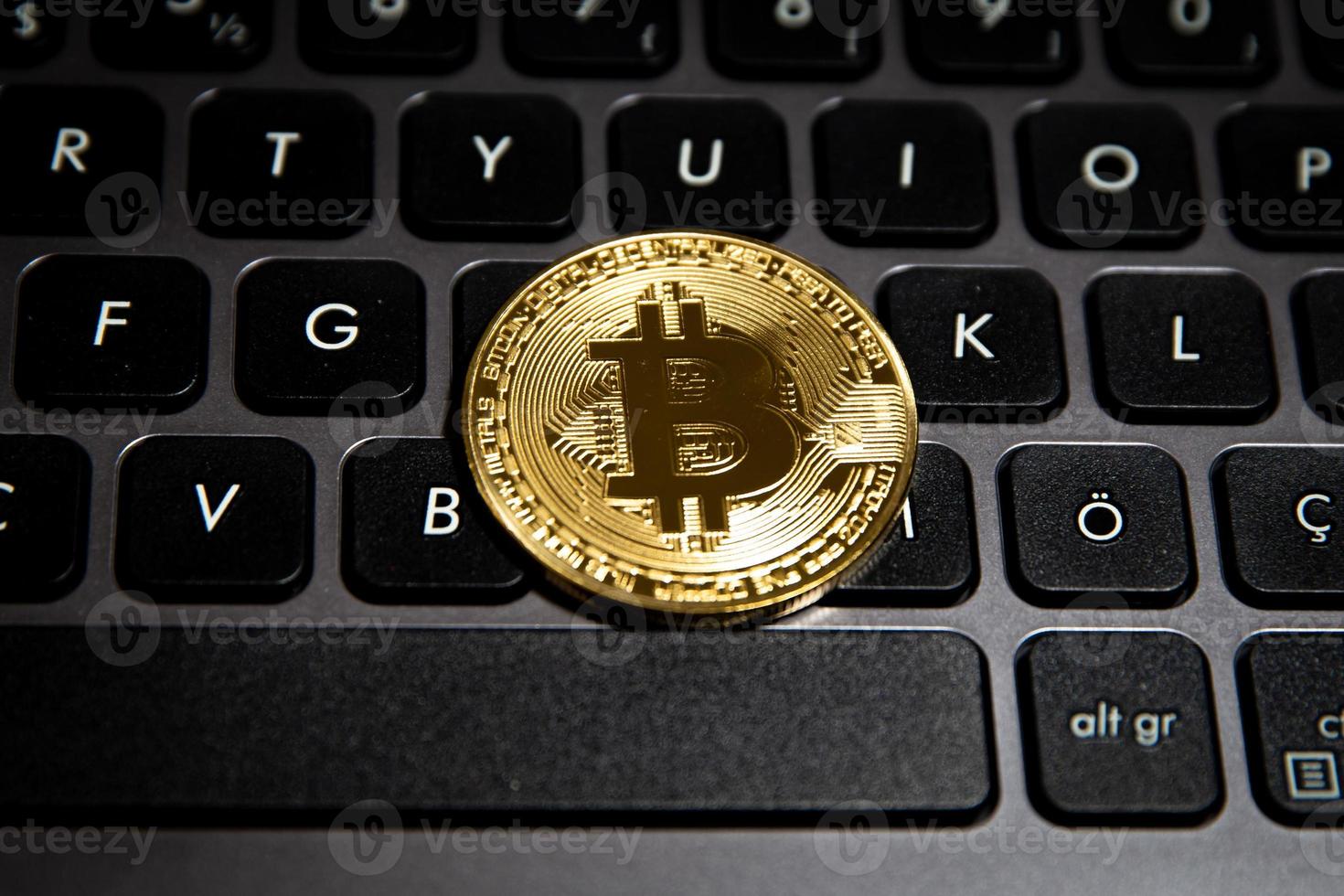 criptomoneda bitcoin en un teclado foto