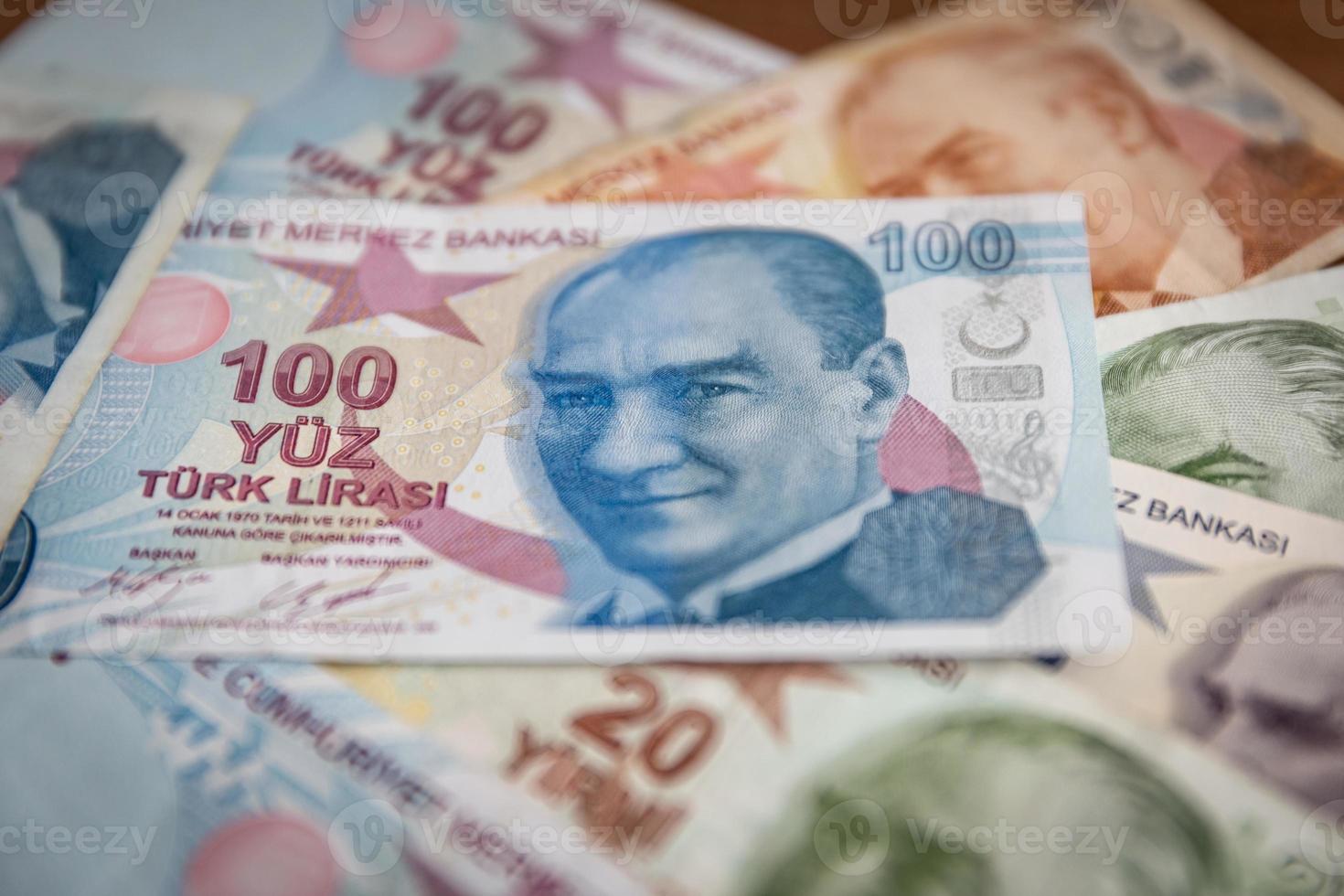 varios billetes de lira turca foto