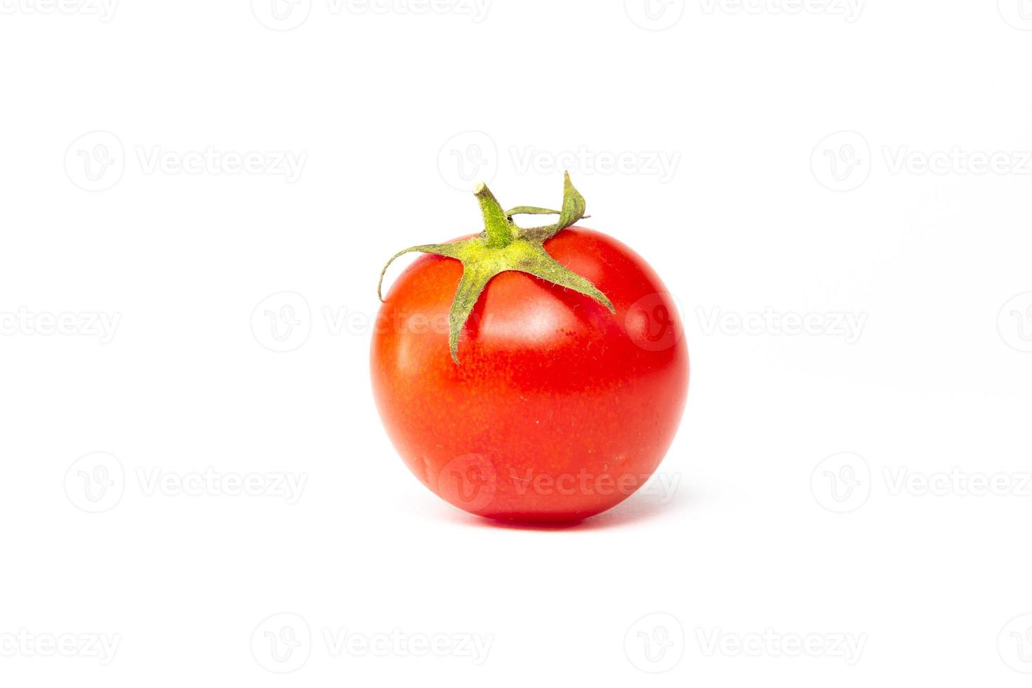 tomate cherry rojo aislado en blanco foto