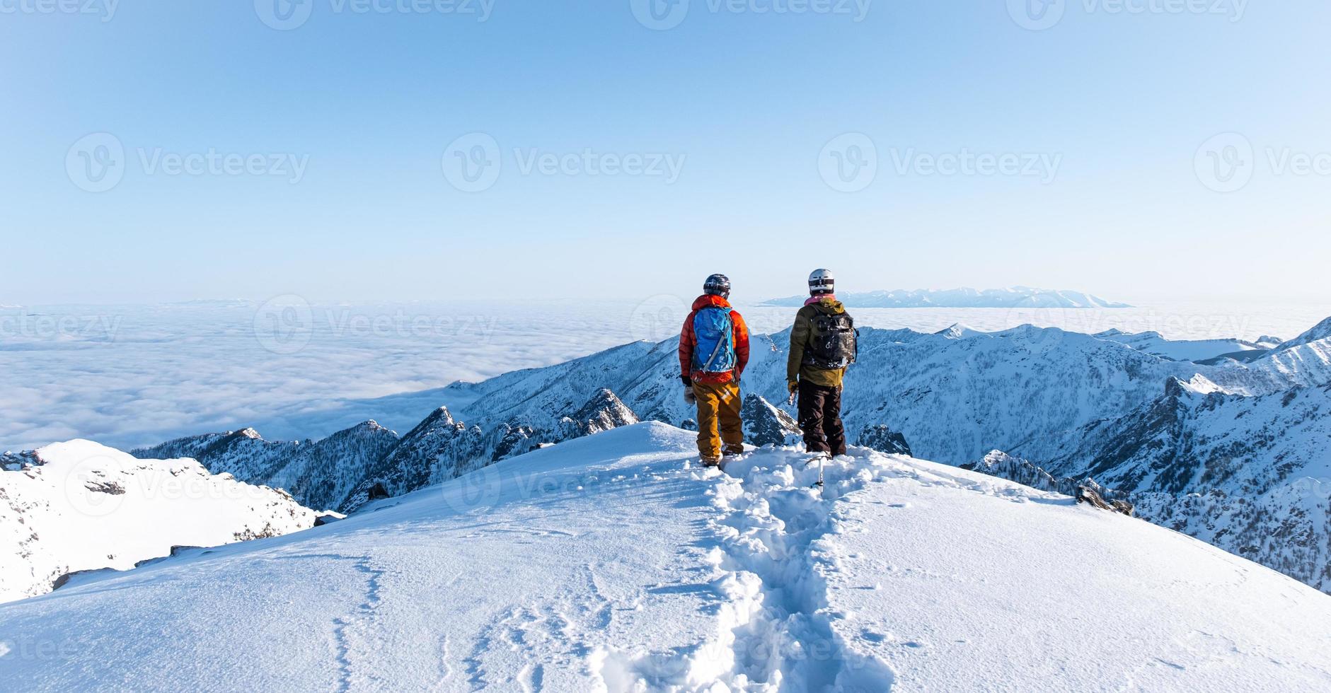 cumbre de la montaña nevada sobre el horizonte foto