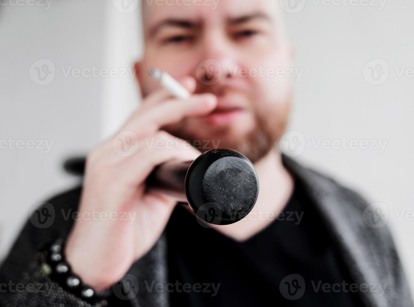 elegante hombre barbudo fumando foto