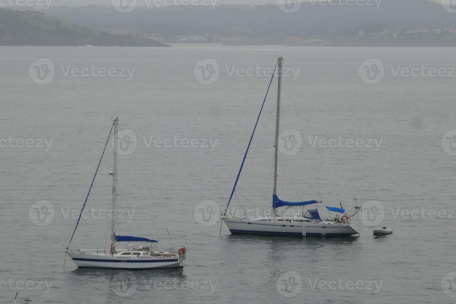 barcos clásicos amarrados en la costa foto