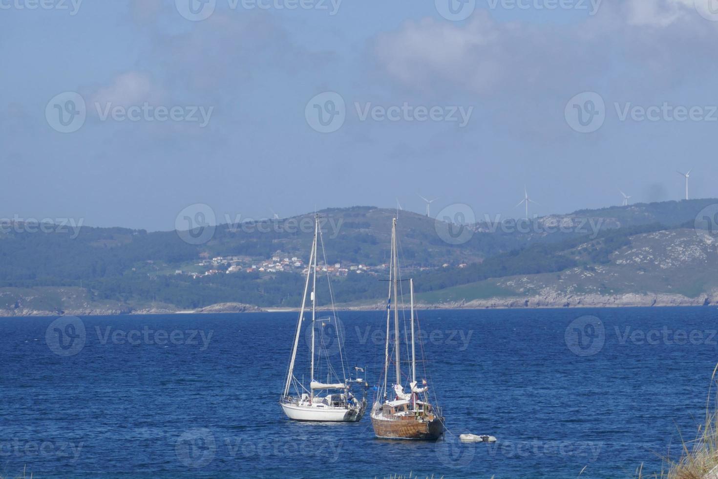 barcos clásicos amarrados en la costa foto