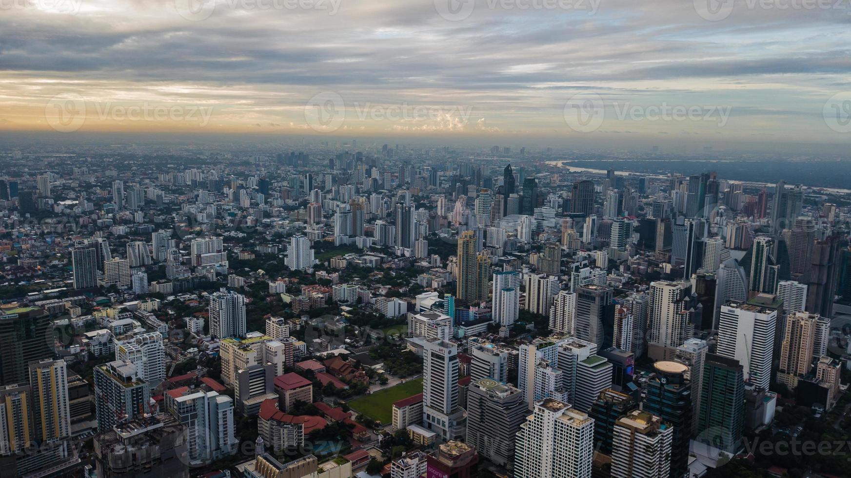una vista aerea de la ciudad foto