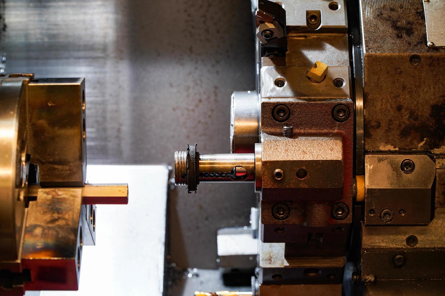 cabezal de torreta en negro para colocar varias brocas. El proceso de trabajo de metal de alta tecnología mediante máquina de torneado cnc. foto