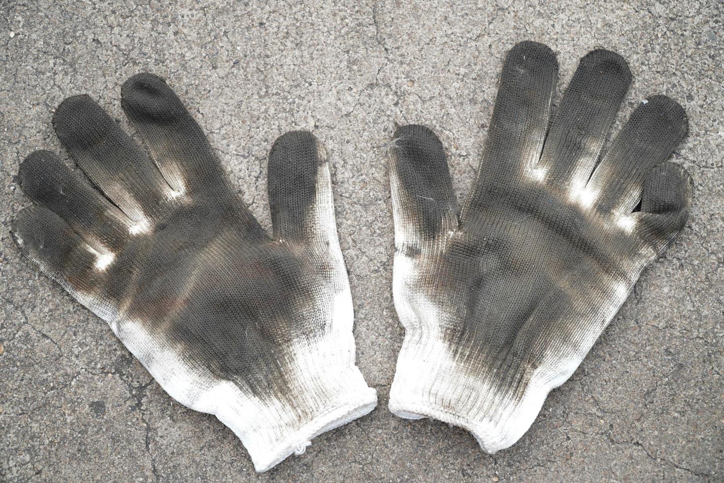 guantes de tela blanca sucia de ingeniería foto