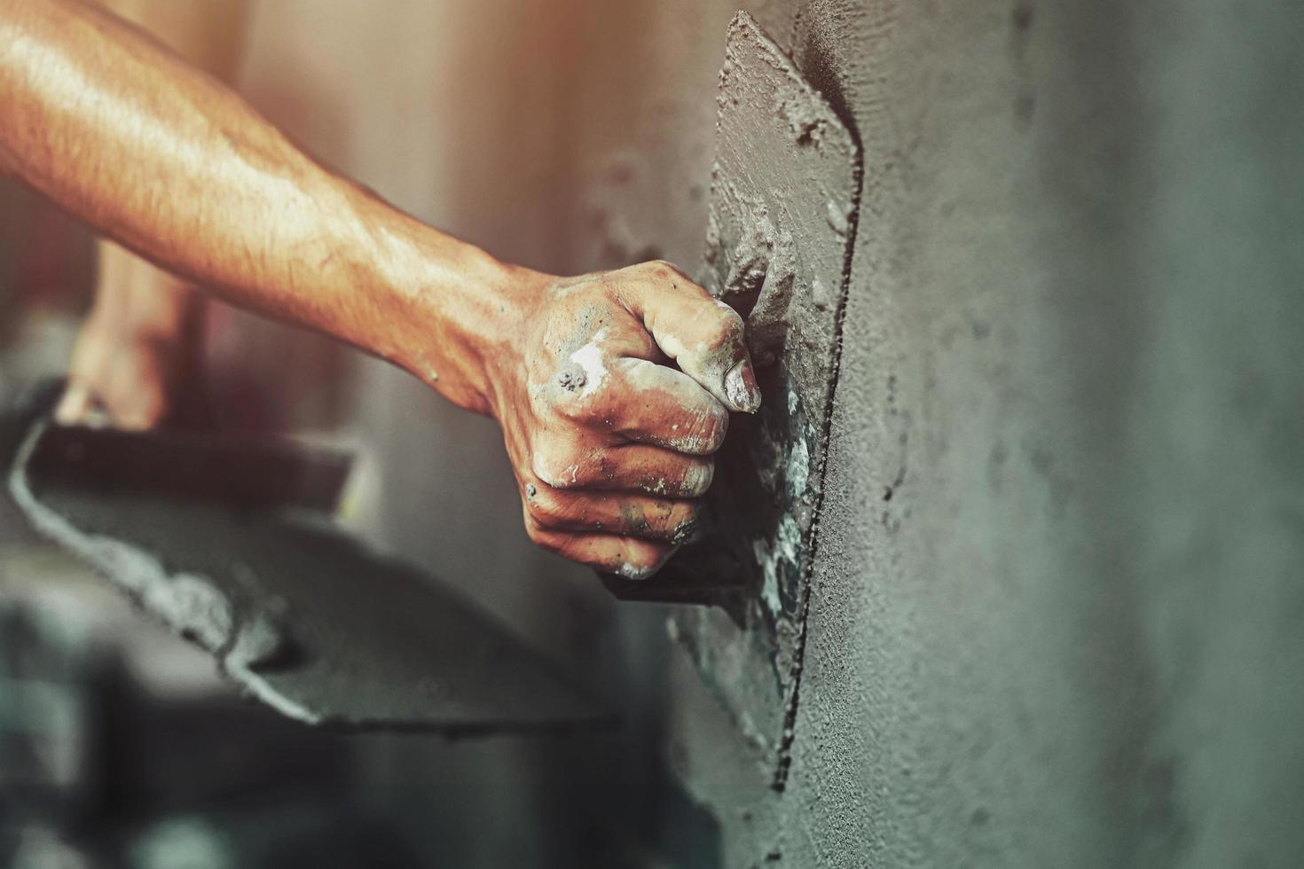 primer plano, mano, de, trabajador, enyesar, cemento, en, pared, para, edificio, casa foto