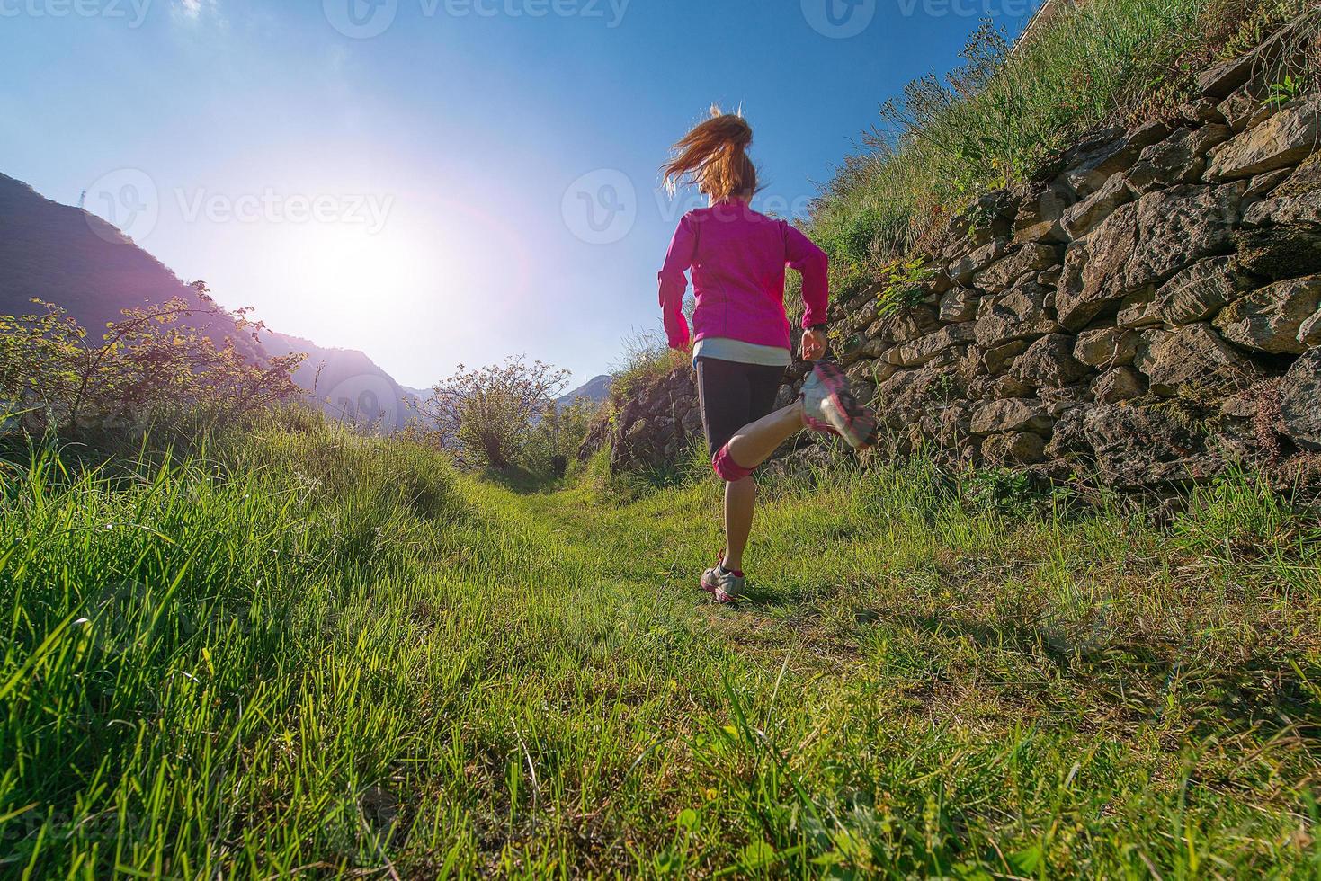 chica corre en la naturaleza foto