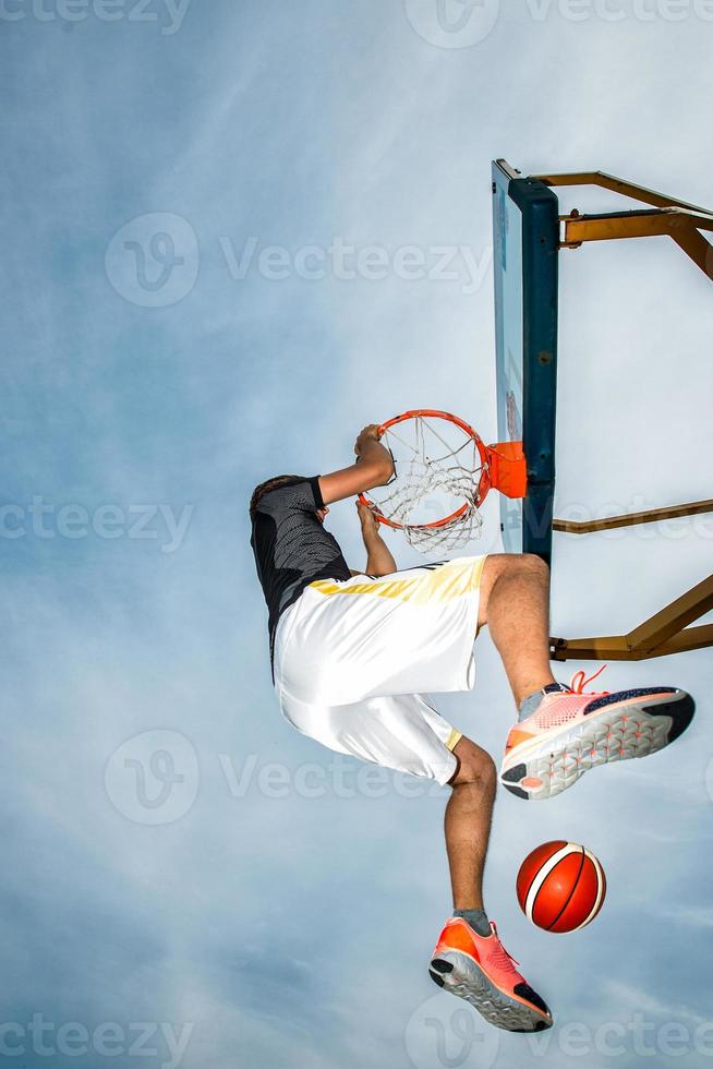 rendimiento de un jugador de baloncesto blanco en el campo de la carretera foto