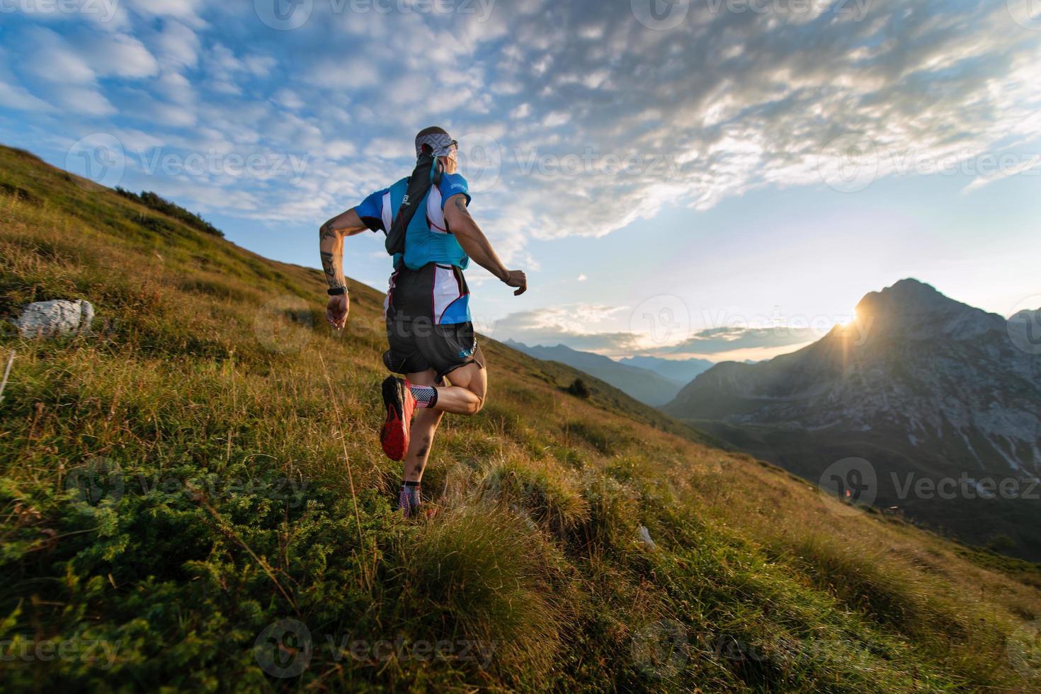 paso de mountain runner en pradera foto