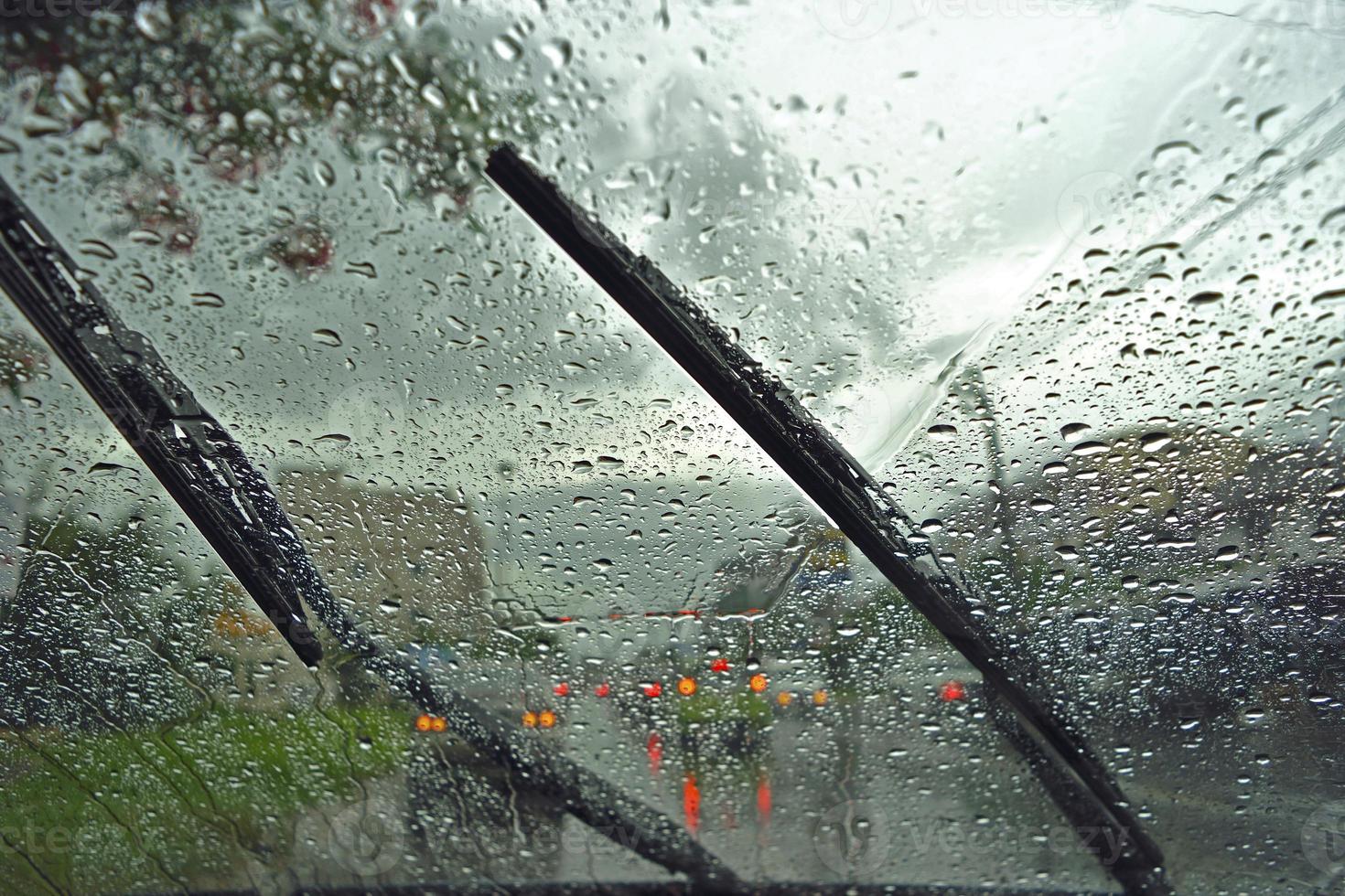 Limpiaparabrisas desde el interior del coche, lluvia de temporada. Atasco de tráfico. foto