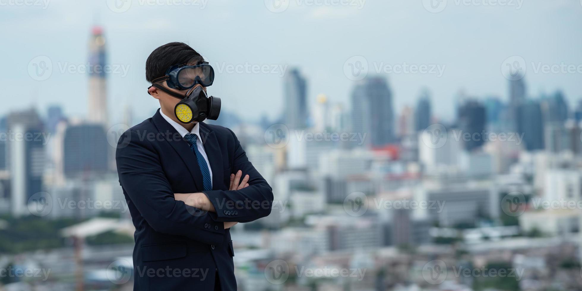 retrato de un hombre de negocios que usa máscara facial y traje de protección contra la contaminación de gas, concepto de peligro seguridad tóxica para el problema del medio ambiente humano y químico hombre sobre negocios de peligro foto