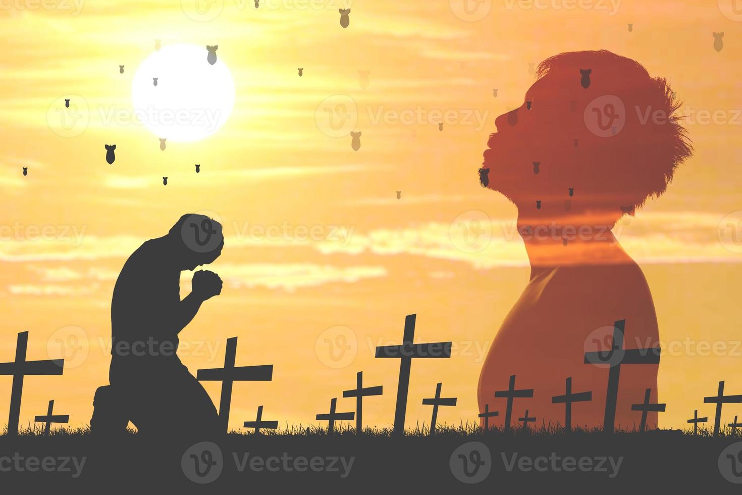 siluetas de hombres sentados y rezando por bendiciones. concepto de esperanza orando por la salvación de la pérdida de la guerra. detener la guerra, no wa foto