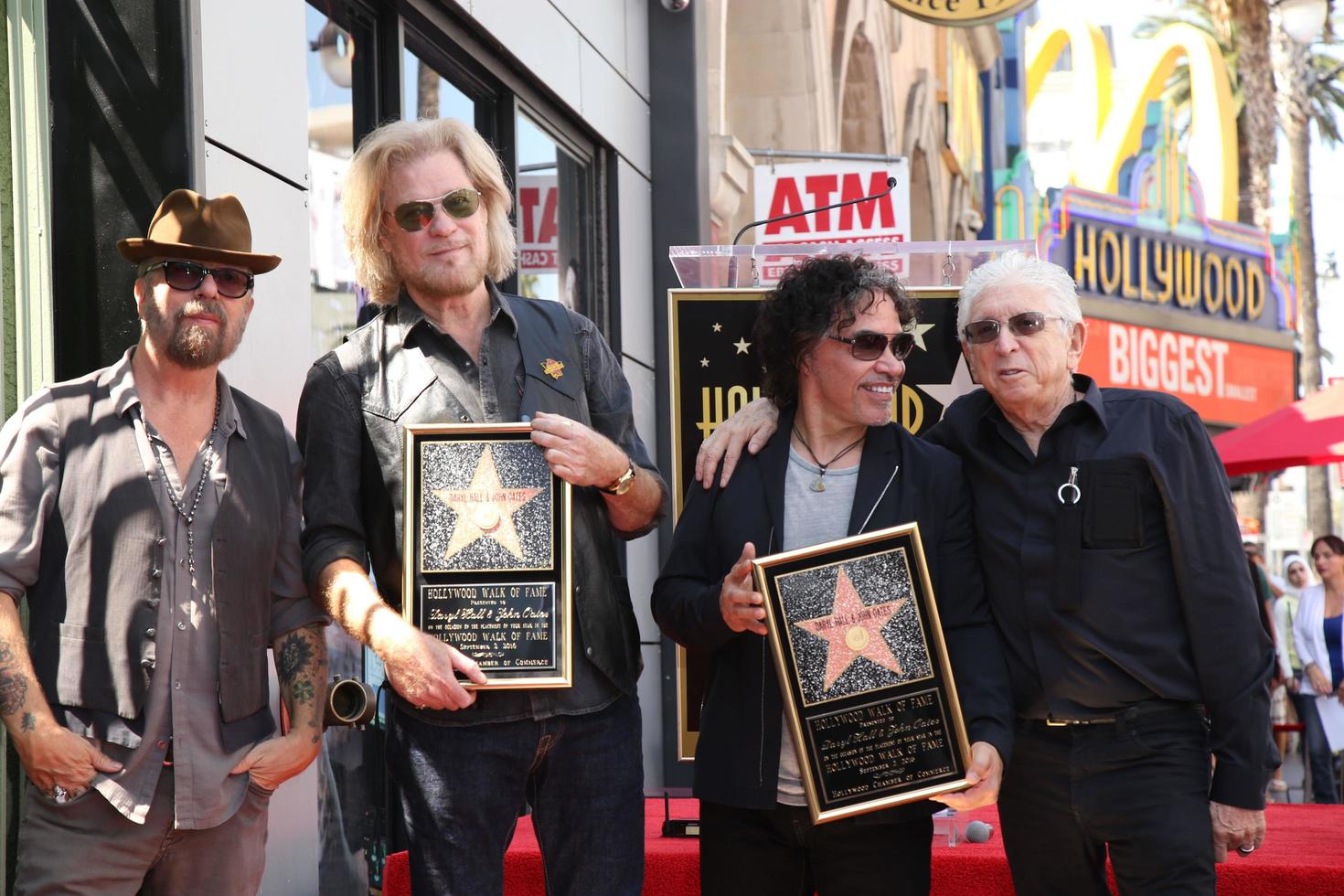 los angeles, 2 de septiembre - dave stewart, daryl hall, john oates, jerry greenberg en el hall y oates ceremonia de la estrella del paseo de la fama de hollywood en hollywood boulevard el 2 de septiembre de 2016 en los angeles, ca foto