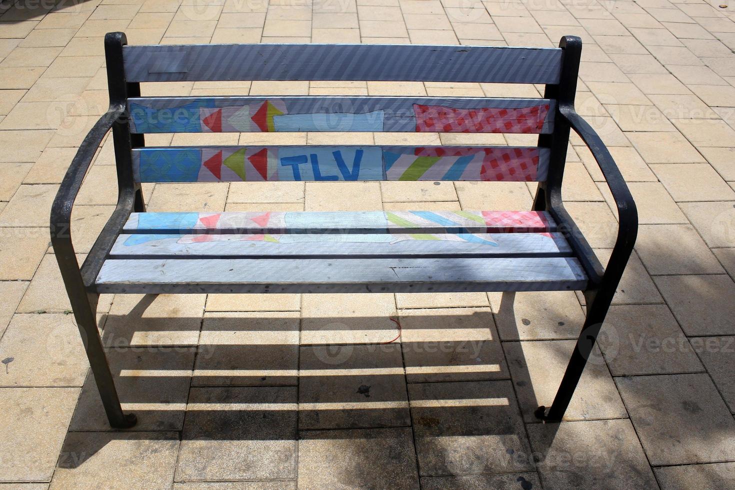 banco para descansar en un parque de la ciudad en la costa mediterránea en el norte de israel foto