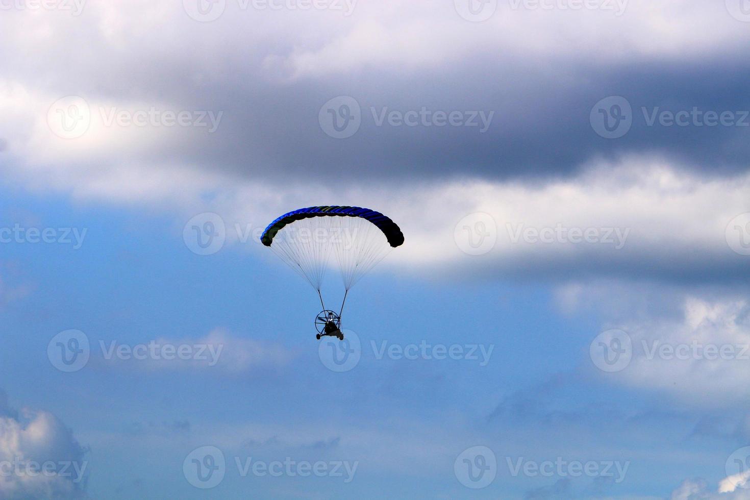 un parapente vuela sobre el mar mediterráneo en el norte de israel foto