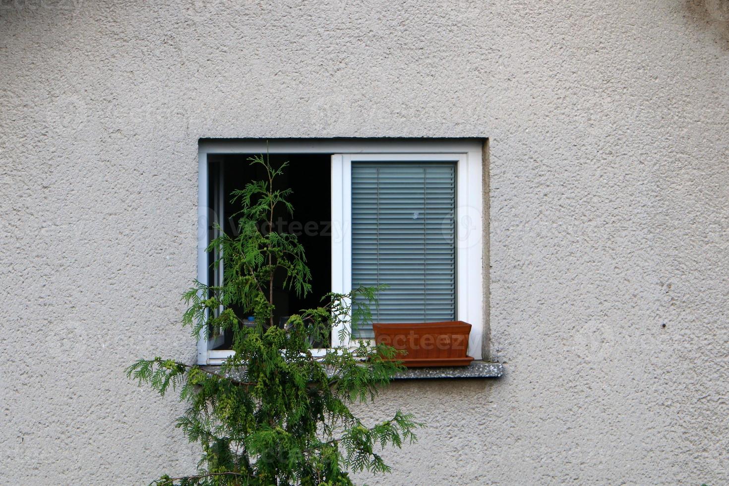 pequeña ventana en la gran ciudad foto