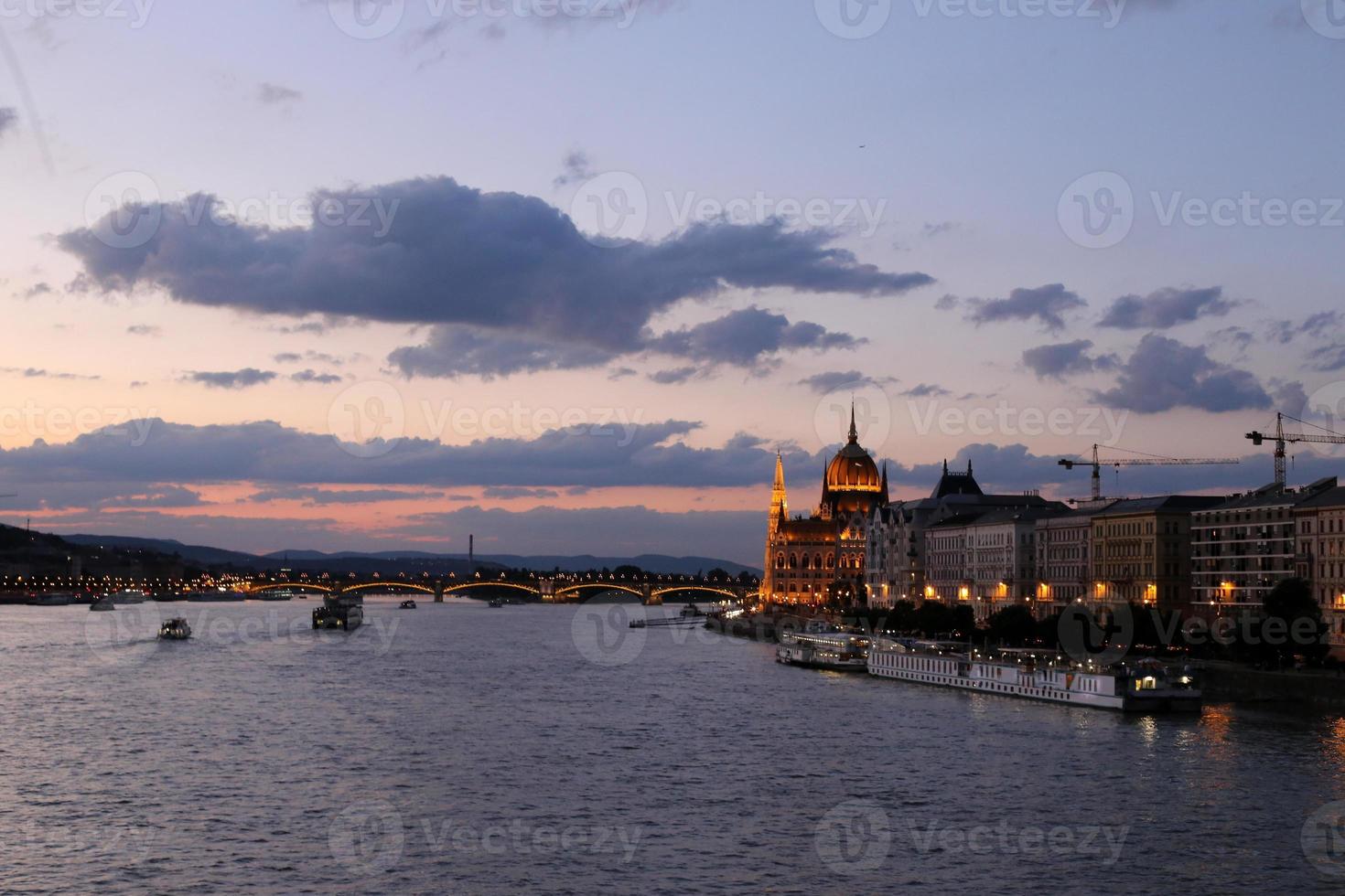 puesta de sol en el río danubio en la capital húngara budapest. foto
