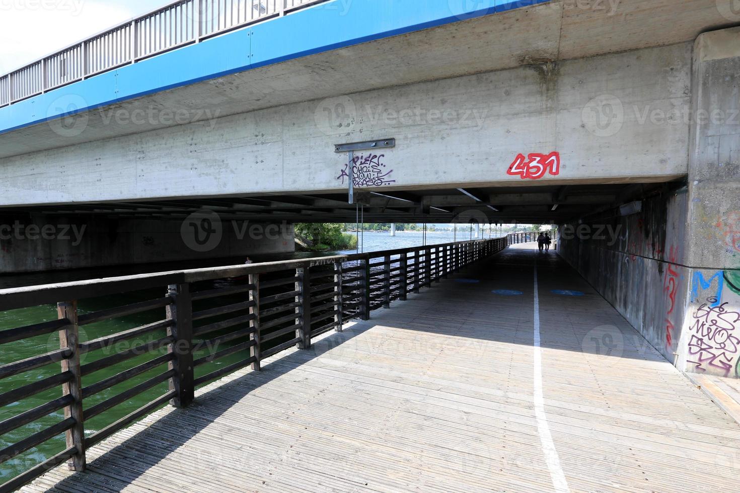 puente estructuras arquitectónicas para cruzar una barrera de agua
