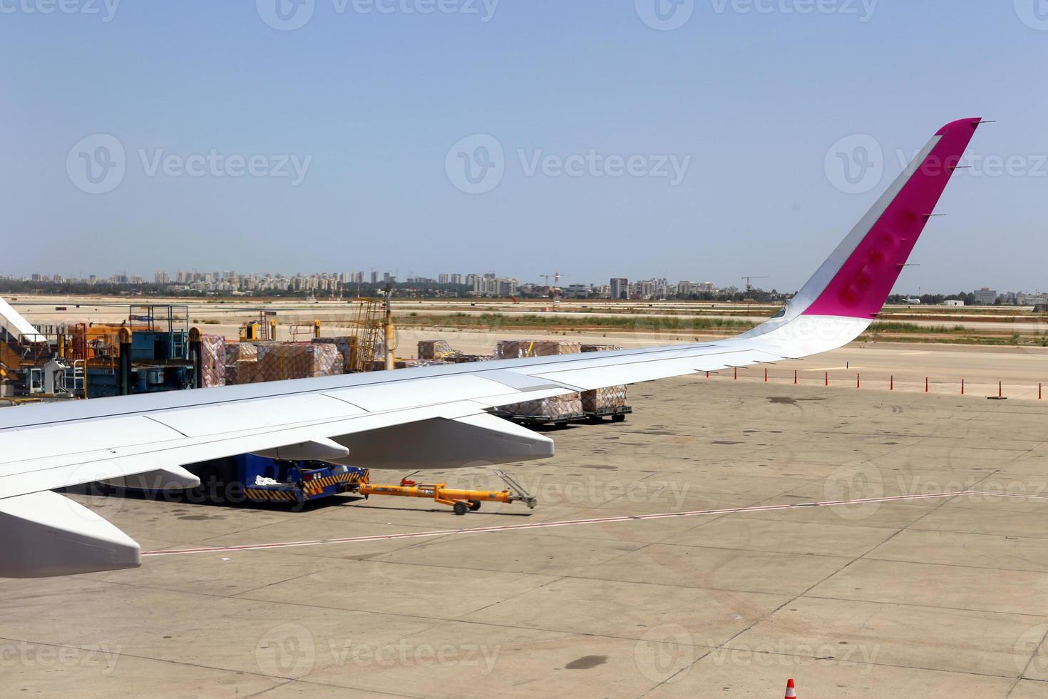 la tierra es visible a través de la ventana de un avión foto