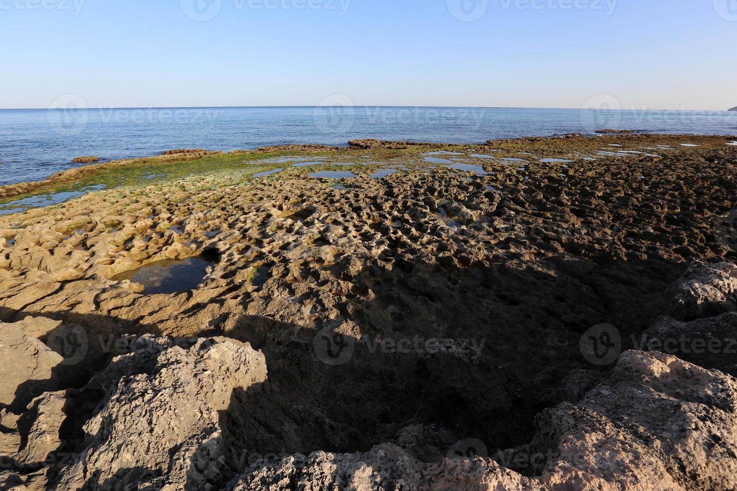 costa rocosa del mar mediterráneo en el norte de israel foto