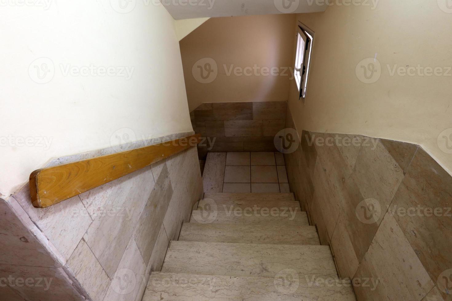 una escalera es una estructura en forma de una serie de escalones para subir y bajar. foto
