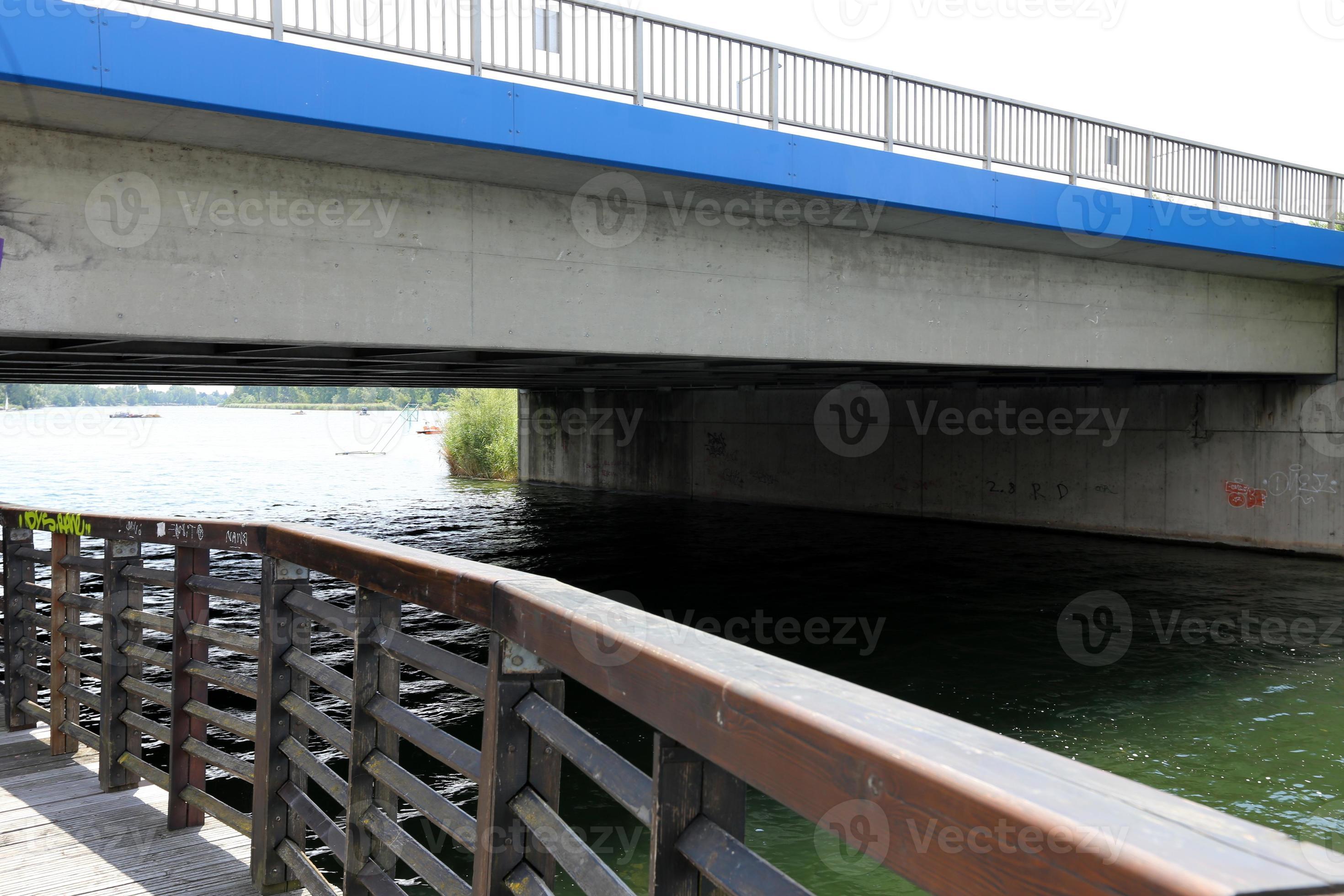 puente estructuras arquitectónicas para cruzar una barrera de agua