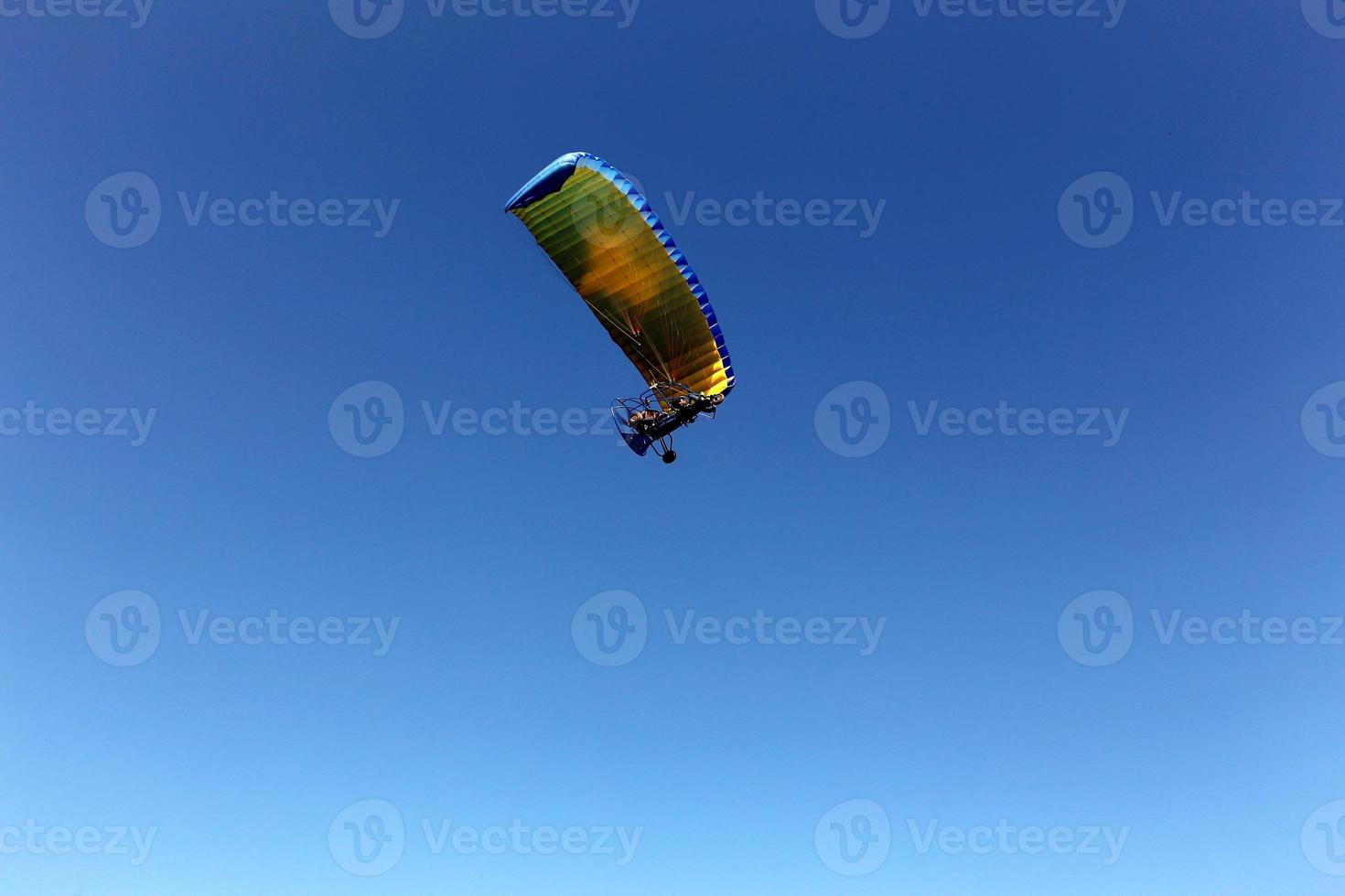 un parapente vuela sobre el mar mediterráneo en el norte de israel foto