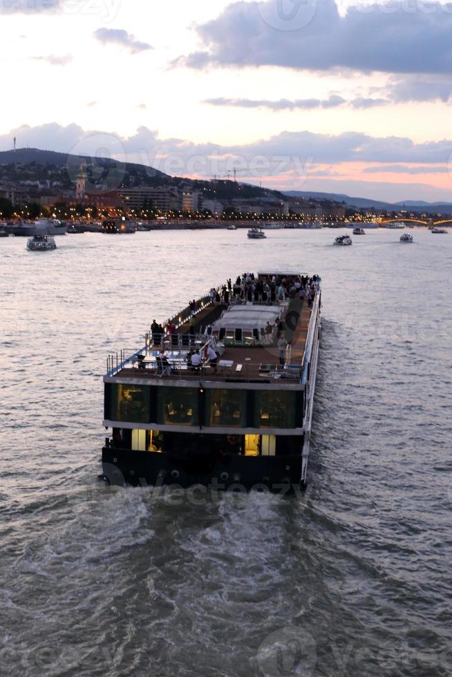 budapest capital de hungría al atardecer foto