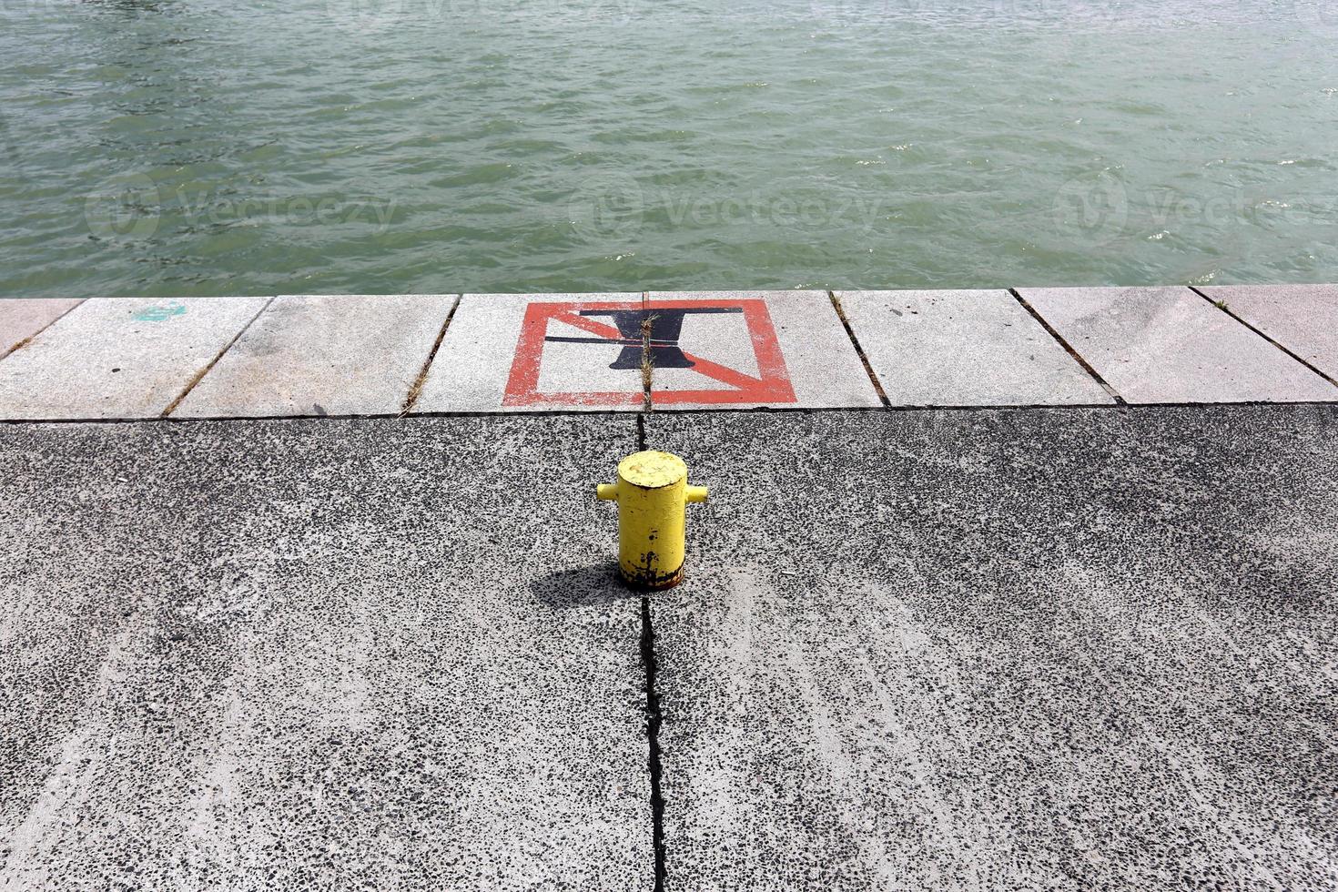 Full-flowing Danube in the Austrian capital Vienna photo