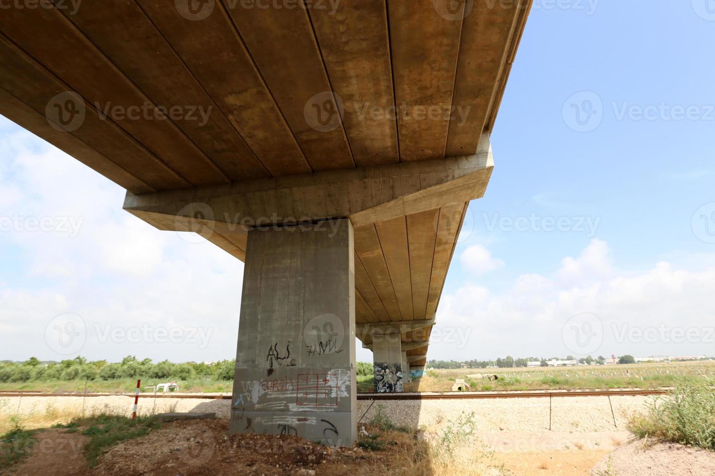 puente estructuras arquitectónicas para cruzar una barrera de agua