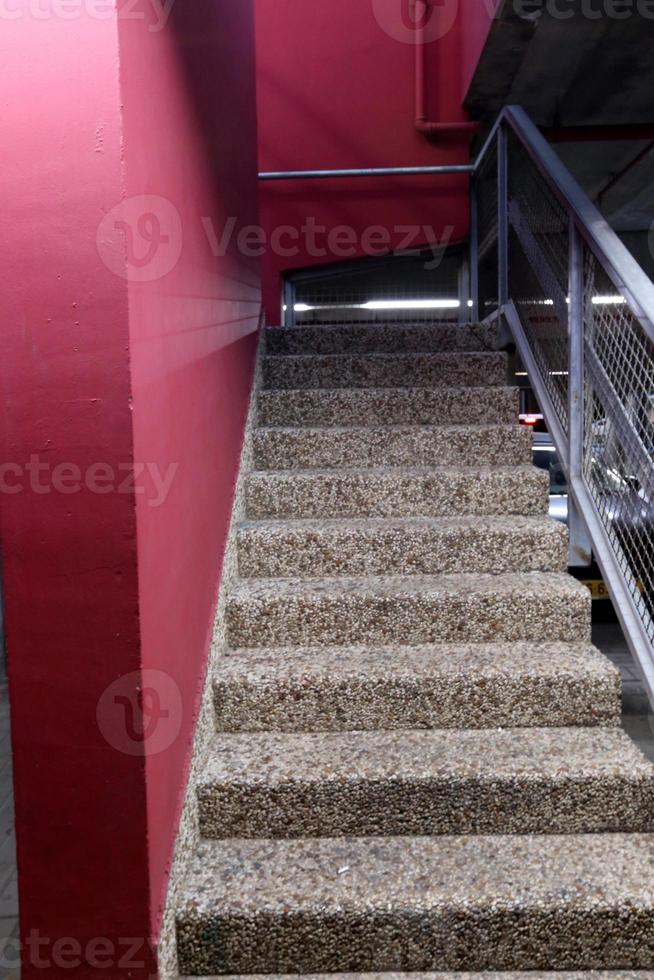 una escalera es una estructura en forma de una serie de escalones para subir y bajar. foto