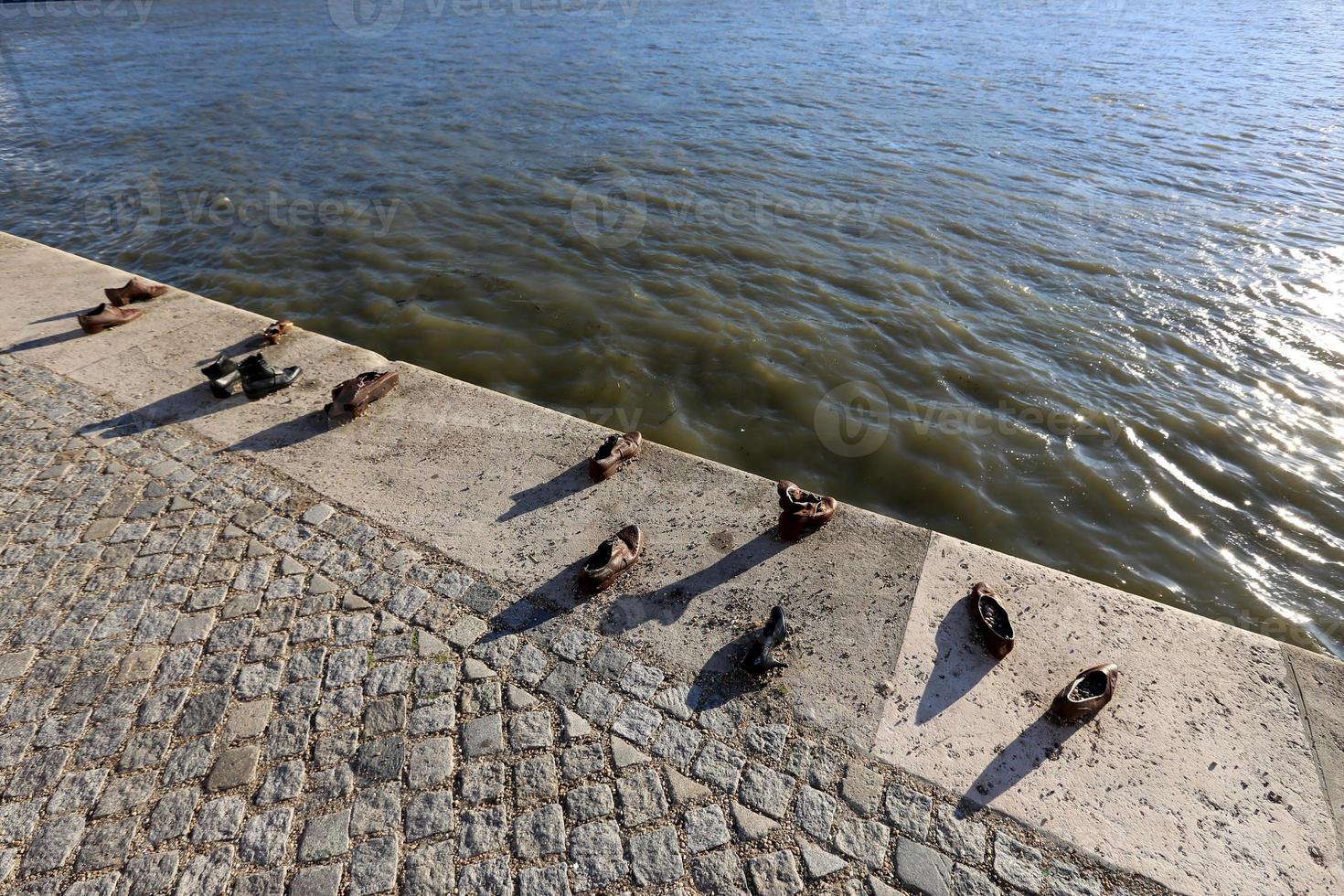 zapatos - un monumento a las víctimas del holocausto a orillas del danubio en budapest foto