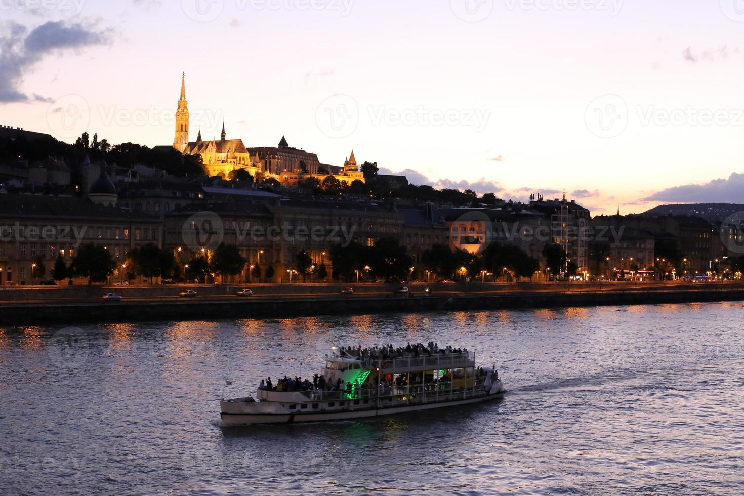 puesta de sol en el río danubio en la capital húngara budapest. foto