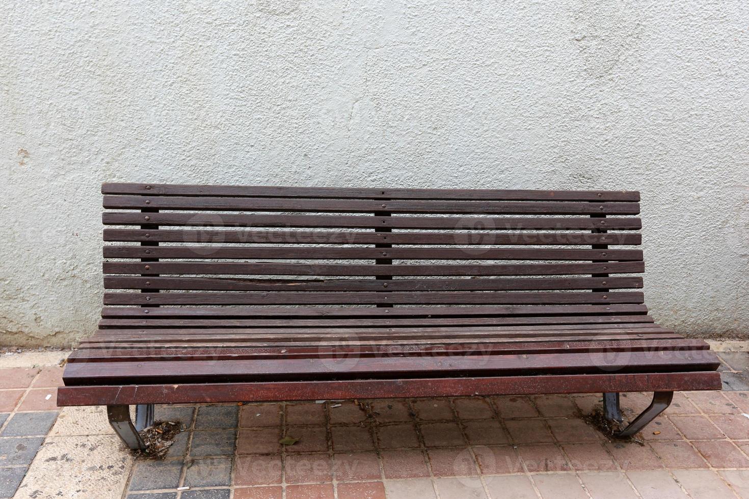 banco para descansar en un parque de la ciudad en la costa mediterránea en el norte de israel foto