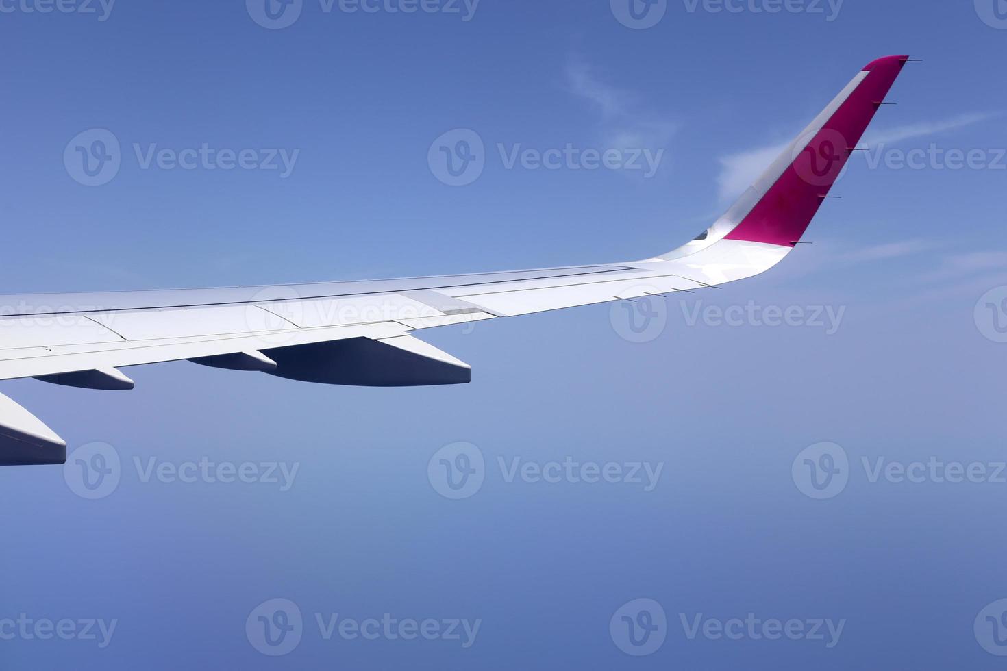la tierra es visible a través de la ventana de un avión foto