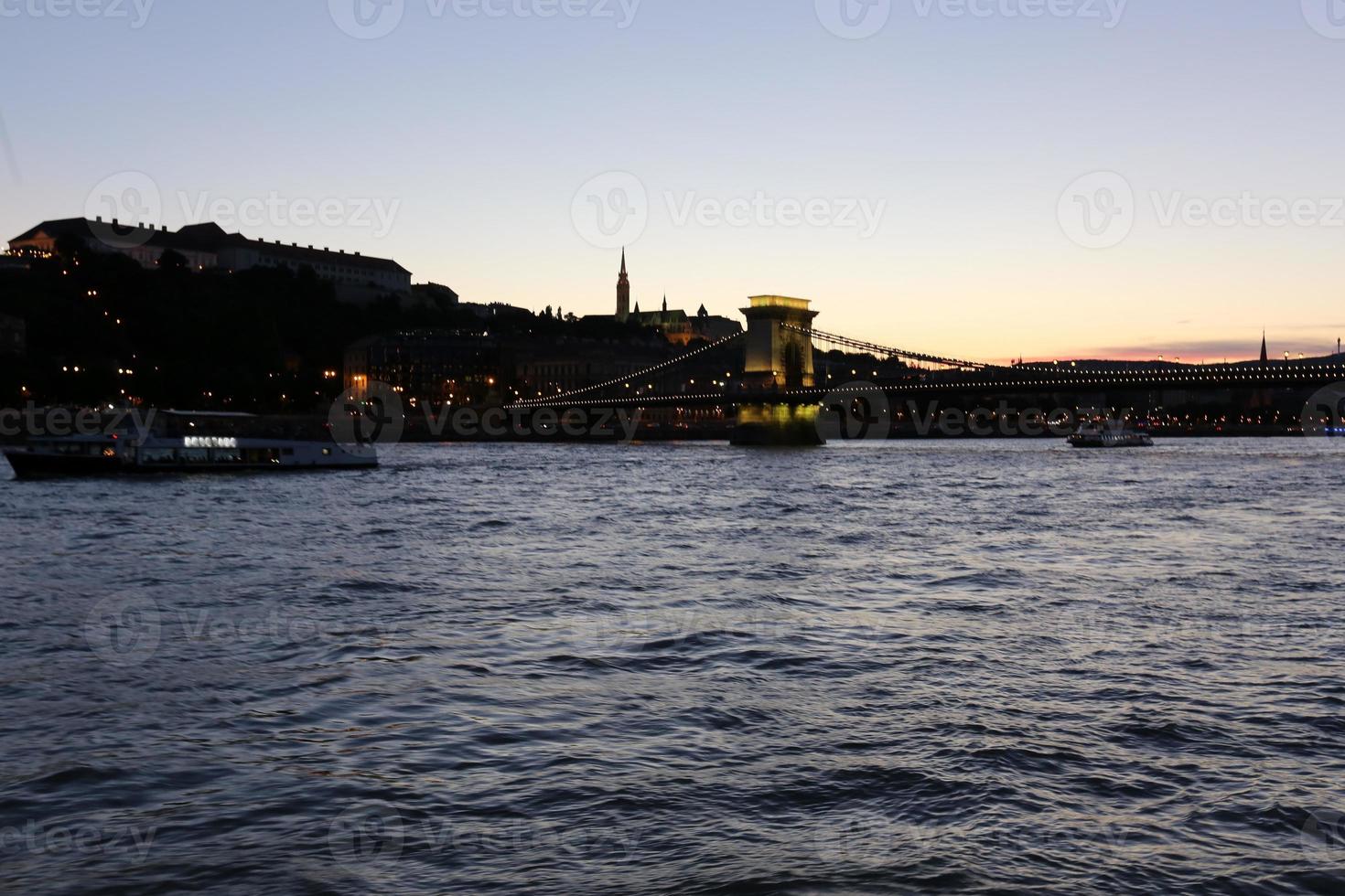 budapest capital de hungría al atardecer foto